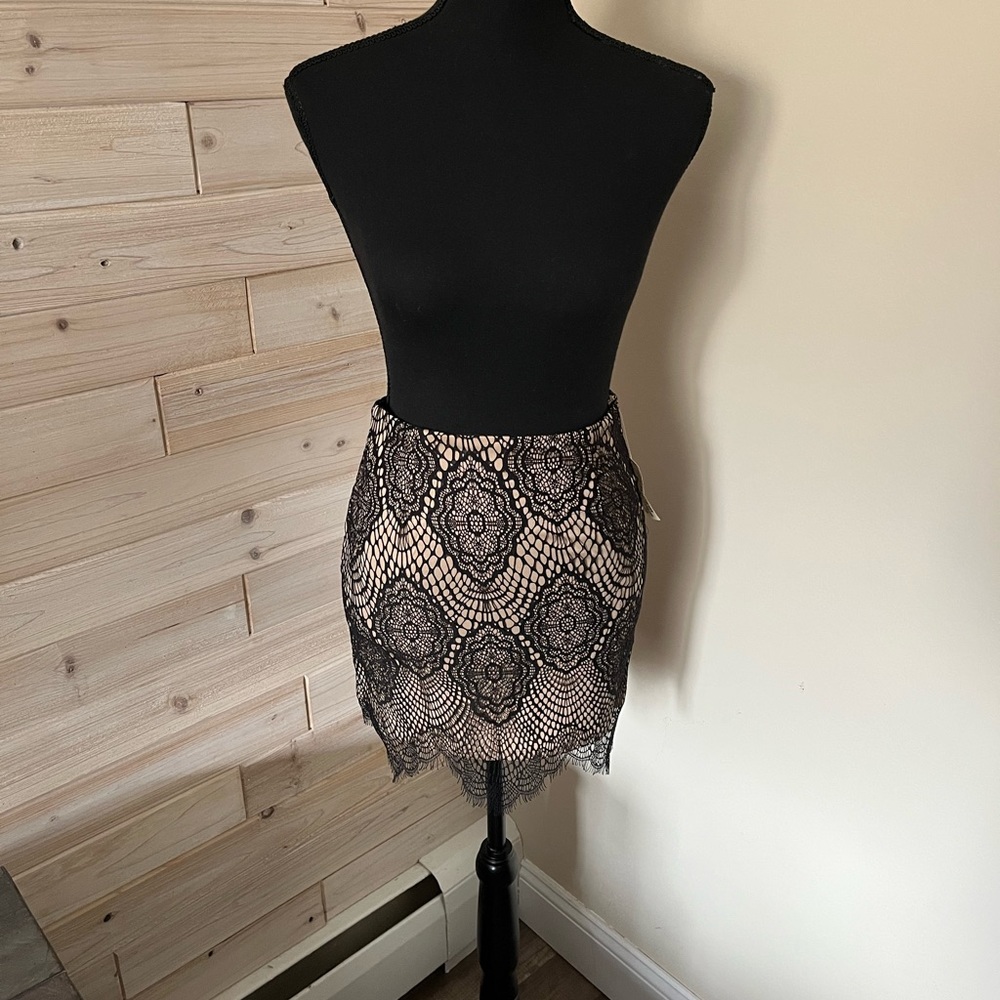 Lace scalloped mini skirt